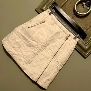 Mariah Carey Mini Skirt in Ivory. Size XS. New with extra botón.
